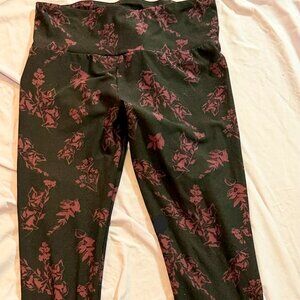 French Laundry brand Leggings - SIZE MEDIUM - Black with Dark Red Floral Print